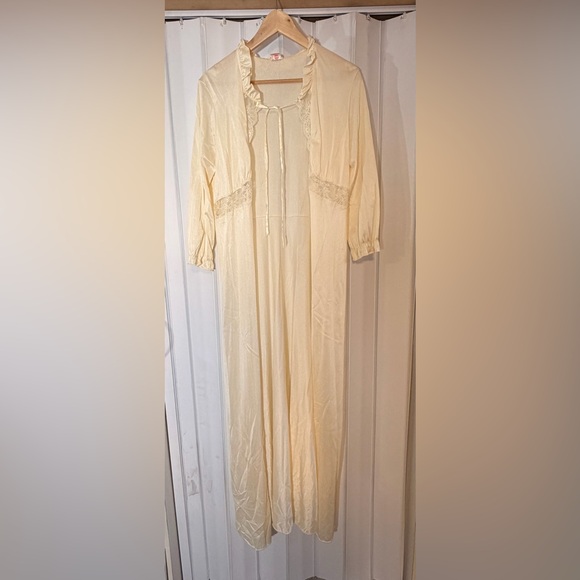 lovfee Other - Vintage-Style Women's Nightgown and Robe Set - Cream